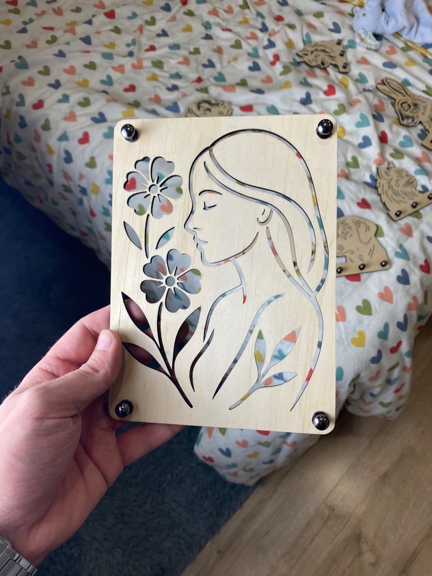 Věšáček na klíče – žena s květinami